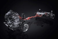 最も強力な「RX500h」のパワートレイン。前輪を駆動するのは2.4リッター直4ターボエンジンとモーターで、6段ATを介して動力を伝達。リアにも後輪駆動用の高出力モーターを搭載しており、前後の駆動力配分を100：0から20：80まで変化させる4輪駆動システム「DIRECT4」を構成している。