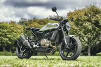 【ハスクバーナ・ヴィットピレン701】
	KTM（オーストリア）の傘下にありながら、北欧由来の流麗なデザインで存在感を発揮。エンジンは690ccもの排気量を誇る単気筒であるにも関わらず、レブリミッターまで軽々と回り切るパンチの効いたものだ。こんなビッグシングルはもう現れないかもしれない。