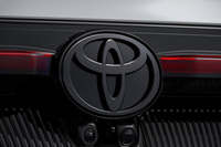 特別仕様車“THE 70th”に標準で採用されるブラックのトヨタエンブレム。