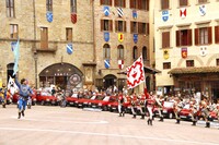 参加メンバーは、歴史装束を着た旗振り隊の歓迎を受けた。