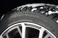 サイドウオールに施された「SNOW」のマークは、日本における冬用タイヤの証し。「ベクター4シーズンズ ハイブリッド」は、冬用タイヤ規制が敷かれた道も走行できる性能を備えているのだ。