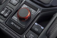 悪路走行をサポートする「X-MODE」は「スノー／ダート」と「ディープスノー／マッド」の2モード。ヒルディセントコントロールも付いている。