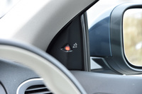 ドアミラー付け根の室内側には、「ブラインドスポットインフォメーションシステム（BLIS）」のランプが備わる。斜め後方の死角に他車両がいる場合、その存在をドライバーに知らせる。