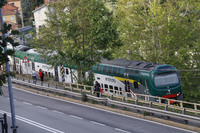 筆者が滞在した部屋の窓からは、道路に並行する鉄道も見えた。時にはスイスからの国際列車も通過する。