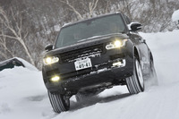 特設コースを行く「レンジローバー オートバイオグラフィー」。