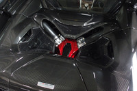 エンジンルームで目を引く赤いセンターカバーは、「NSXタイプS」の専用アイテム。システム最高出力は標準車より29PS高い610PS、システム最大トルクも21N・mアップした667N・mを誇る。