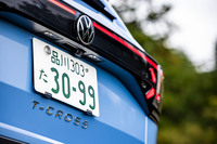 「Tクロス」のラインナップは、ベーシックグレードの「TSIアクティブ」と、快適装備が充実した「TSIスタイル」、さらに専用エクステリアをまとうスポーティーな「TSI Rライン」の3種類。いずれもグレード名を表示するエンブレムなどは採用されていない。