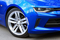 タイヤサイズは前後同径の245/40R20。ブライトシルバー塗装が施された、ダブル5スポークの20インチアルミホイールと組み合わされる。