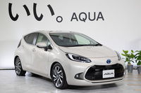 2021年7月に発表・発売された2代目「トヨタ・アクア」。全グレードがハイブリッド仕様で、WLTCモードで29.3～34.6km/リッターという好燃費と、2600mmのホイールベースによる広い後席＆荷室空間が魅力だ。