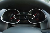 メーターパネルは2眼式。速度計はパネル中央にデジタル表示される。