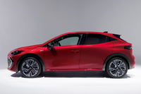 ドアパネルのリフレクションに注目。ショルダーラインに沿うピークが、リアドアの中ごろで発散し、リフレクションがリアタイヤへと下降している。