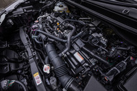 ハイブリッドパワーユニットを搭載する「ヤリス クロス ハイブリッドZ」のエンジンルーム。最高出力91PSの1.5リッター直3エンジンに、最高出力80PSの電気モーターを組み合わせている。