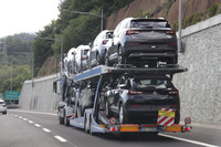 「オペル」のクロスオーバーモデル「グランドランド」を載せてA1号線を行く。2020年7月に撮影。