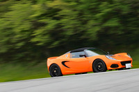 サスペンションは前後ともに、ダブルウイッシュボーン式。単筒式のビルシュタイン製ダンパーとアイバッハ製コイルスプリングが組み合わされている。