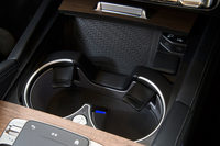 前席用カップホルダーは温冷機能付き。その前方にある小物入れスペースでは、Qi（チー）規格のスマートフォンを置くだけで充電できる。