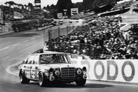 AMGの歴史は、2人のエンジニアが起こしたチューニングショップに始まる。1971年には「300SEL」で耐久レースに参戦してクラス優勝を果たしている。