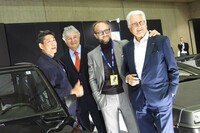 「オートモビル カウンシル2025」より、関係者とともに写真撮影に応じるジョルジェット・ジウジアーロ氏（写真向かって右端）。