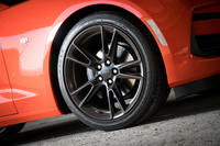 タイヤサイズは前後同径で245/40ZR20。テスト車にはグッドイヤーのオールシーズンタイヤが装着されていた。