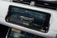 センターディスプレイにはオフロード情報を表示できる。フロア下に駆動用バッテリーを搭載しながらも、最大渡河水深は0.52mを誇る。