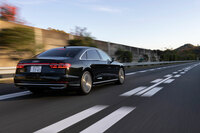 フロントほど大きな意匠の変更はないが、リアまわりでは新たに「デジタルOLEDライト」を採用。走行モードによりグラフィックが変わるほか、後続車が2m以内に近づくとすべての光源を点灯し、警告する機能も備わっている。