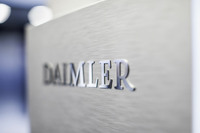 ダイムラーからメルセデス・ベンツへ　歴史的な社名変更に見るドイツの巨人の思惑