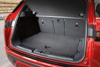 ラゲッジルームの容量は先代モデル比で約1割増しとなる591リッター。リアシートの背もたれをすべて倒すと1383リッターにまで拡大できる。