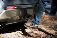 足先をバンパー下にかざすだけでバックドアを開閉できる「ハンズフリーバックドア」も設定される。