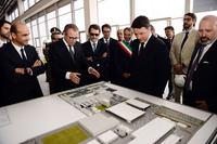 2016年9月、イタリアのマッテオ・レンツィ首相（当時）はランボルギーニを訪問。ドメニカリCEOから、本社工場での新型SUVの生産に関する説明を受けた。