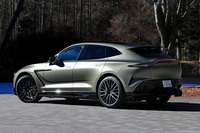 「アストンマーティンDBX」をベースに、さらに動力性能を高めた「DBX707」。空力性能を強化する専用デザインのサイドシルやリアバンパー、ルーフスポイラーにより、視覚的にもベース車との差異化が図られている。