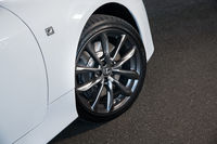 “Fスポーツ”では、「LC」や「LS」のデザインを継承したという新ホイールを採用する。