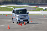 ドライ路面で40km/hのパイロンスラロームやレーンチェンジを行い、グリップ感やハンドリングをチェック。「エコピアNH200C」よりも「フィネッサHB01」のほうがステアリング操作に対する反応が素早く、スラロームではより小さな舵角で車両の向きを変えることができた。