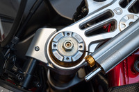 サスペンションは前後ともにオーリンズ製で、前が倒立フォークの「FG R＆T43 NIX30」、後ろがシングルショックアブソーバーの「TTX36」となっている。