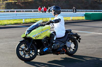 超低速で、優雅に8の字走行を披露する「ライディングアシスト2.0」の試作車。見たところ「NM4」がベースのようだが、こんな大柄なクルーザーで、挙動を乱すことなく低速走行ができるとは驚きである。