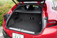 「フェラーリ史上最大」とうたわれるラゲッジスペースの容量は473リッター。後席は可倒機構付きで、荷室側のボタンによって格納・展開できる。