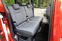 新型となって大幅に居住性が増した2列目シート。前席とのタンデムディスタンスは80mm拡大し、また室内高も20mm増して1300mmとなった。（写真：荒川正幸）