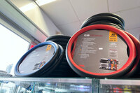 ステアリングカバーは陳列棚の上。サイズは普通乗用車用が30cm台なのに対し、40cm台である。