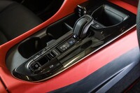 シフトセレクターにもディンプルレザーが巻かれる。