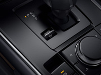 シフトセレクターのたもとには「EV」と「チャージ」のモード切り替えスイッチが備わっている。