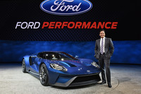 2015年のデトロイトショーにて、「フォードGT」とフォードのマーク・フィールズCEO（当時）。
