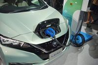 給電口は、先代モデルと同様、フロントに設けられている。急速充電器を使った場合、約40分で80％まで充電できる。