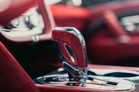 シフトレバーにもアルカンターラがあしらわれる。トランスミッションは8段ATのみ。