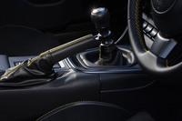 本革巻きのハンドブレーキレバーのほか、シフトブーツやハンドブレーキレバーブーツなどにもイエローステッチが施される。