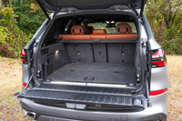 テールゲートは上下2分割で開く。「xDrive50e」にはオプションでも3列目シートの設定がない。