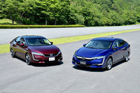 FCVの「クラリティ フューエルセル」（写真左）と「クラリティPHEV」（同右）。外観上はフロントグリルやルーフ、ホイールのデザインなどが異なっている。