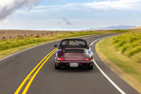 ハワイ島のワインディングロードを行く1992年の964型「911カレラ2カブリオレ」。964型は911の3世代目にあたるモデルで、まず1989年に4WDモデルの「カレラ4」がデビューし、続く1990年にRRのカレラ2が発表された。