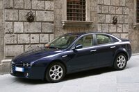 「アルファ・ロメオ159」。ベルリーナは公用車としてもたびたび使われていた。2007年シエナ国立公文書館前で筆者撮影。