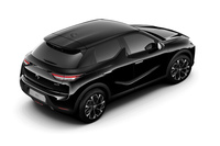 「ノアール ペルラネラ」の外板色をまとった特別仕様車「DS 3オペラBlueHDiエディションノアール エ ブラン」。