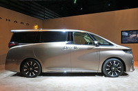 「待て待て。じゃあ『トヨタ・アルファード』はどうしてたのよ？」というと、デコボコが大きかったのは主に前側。中央から後ろ側は、スライドドア、ボディーパネルともに意外と偏平で、“Z”字型のベルトラインや、それと一体となってリアへと伸びる凹型のプレスなどで表情をつけていた。