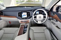 天然素材の質感にこだわったインテリア。写真のチャコール×ブロンドのほか、チャコール一色のインテリアカラーも選択できる。