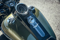 カラーリングはテスト車の「オリーブゴールド」を含む4色から選択可能。コンソールの中央には、美しいスピニングの装飾が施されていた。